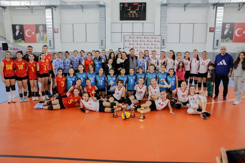 MUSTAFA YURTSEVEN ANISINA DÜZENLENEN MİDİ VOLEYBOL TURNUVASI TAMAMLANDI
