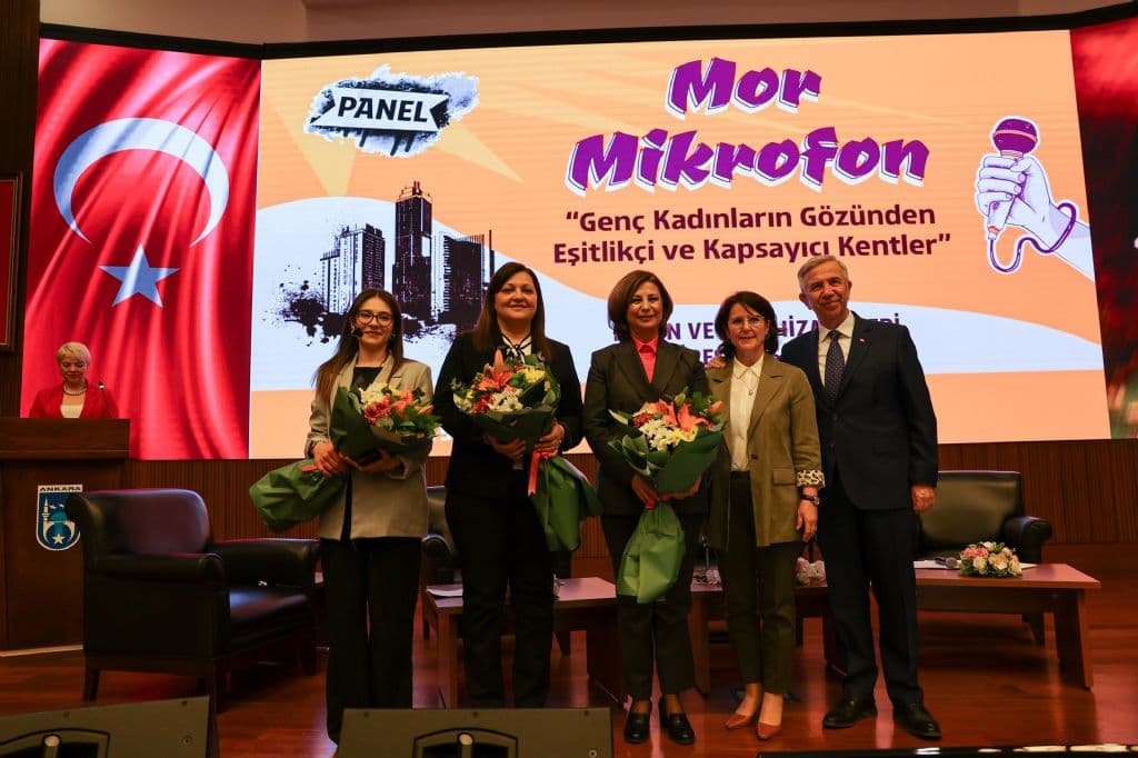 BAŞKANIMIZ BURCU KÖKSAL MOR MİKROFON PANELİNDE GENÇLERE SESLENDİ