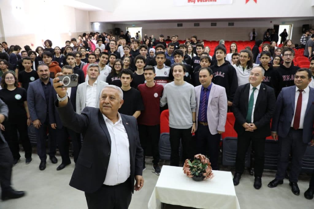 ZEYBEK BAŞKAN LİSE ÖĞRENCİLERİ İLE SÖYLEŞİ YAPTI
