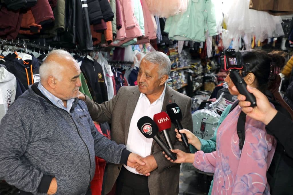 ZEYBEK BAŞKAN´DAN AMBARYOLU´NDA CANLI ANKET