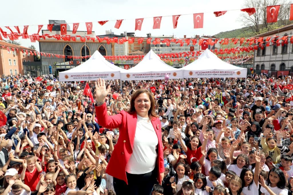 ZAFER MEYDANINDA 23 NİSAN ŞENLİĞİ COŞKUSU