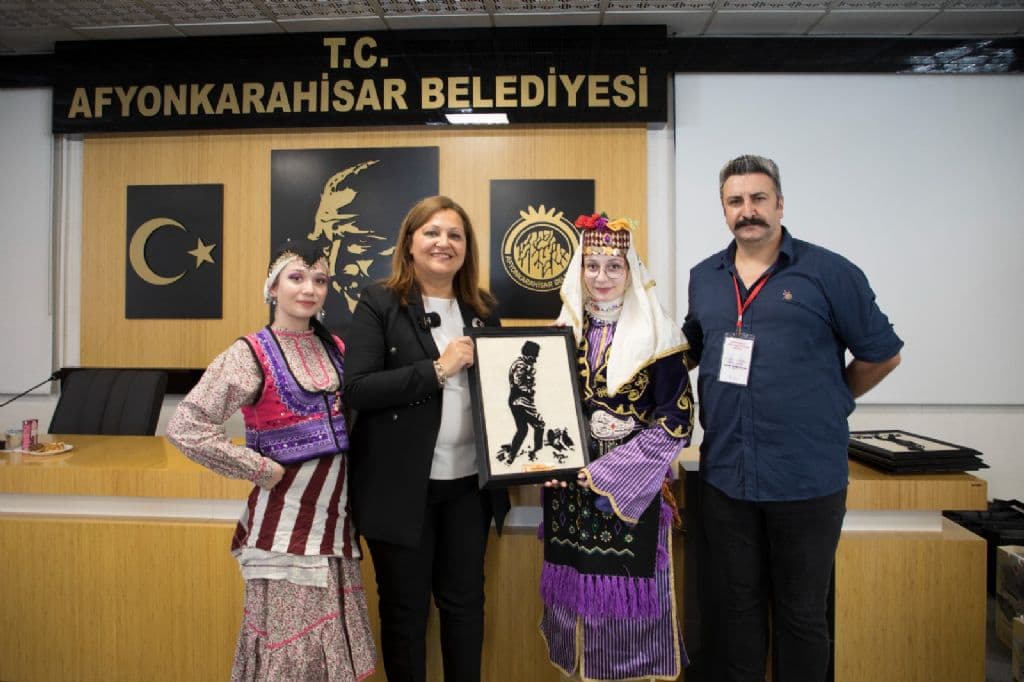 BAŞKANIMIZ BURCU KÖKSAL ULUSLARARASI HALKOYUNLARI EKİPLERİNİ AĞIRLADI