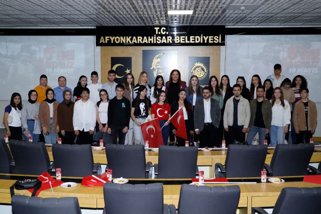 BAŞKANIMIZ BURCU KÖKSAL GENÇLERLE BULUŞTU