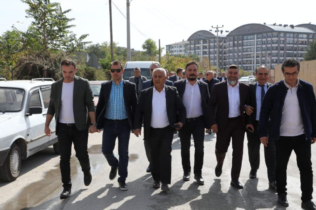 ZEYBEK BAŞKAN´DAN ALİ ÇETİNKAYA MAHALLESİ´NE ZİYARET