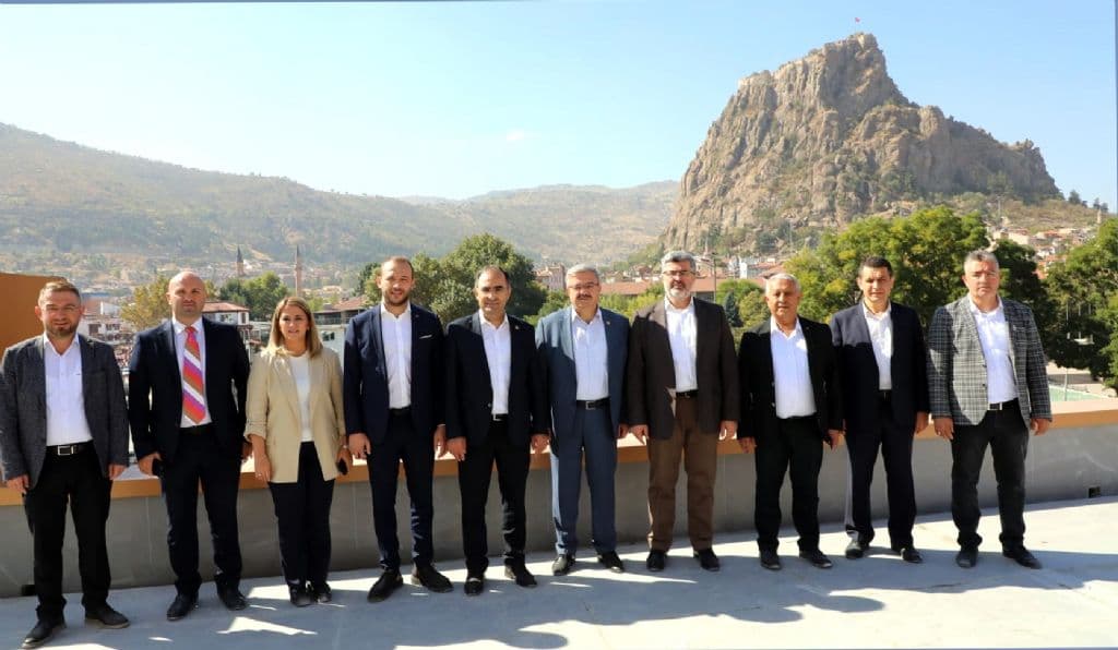 BİZ BÜYÜK BİR AİLEYİZ