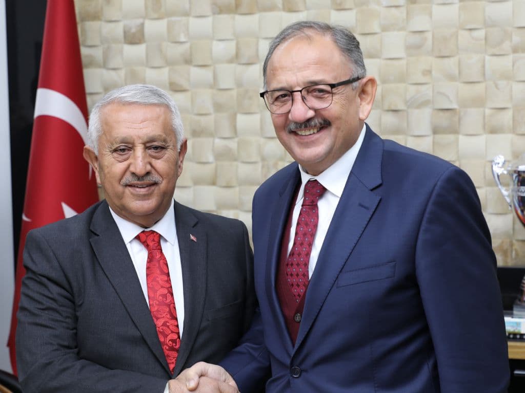 BAKANIMIZ ÖZHASEKİ´DEN ZEYBEK BAŞKAN´A ZİYARET