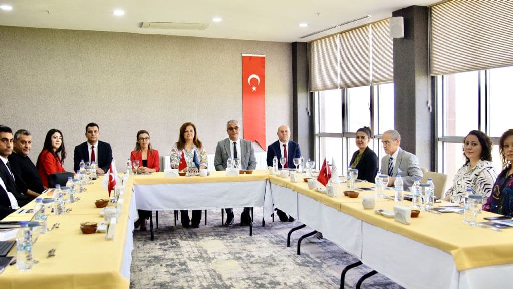 BELEDİYE BAŞKAN YARDIMCILARI VE ÖZEL KALEM´E ÖNEMLİ EĞİTİM
