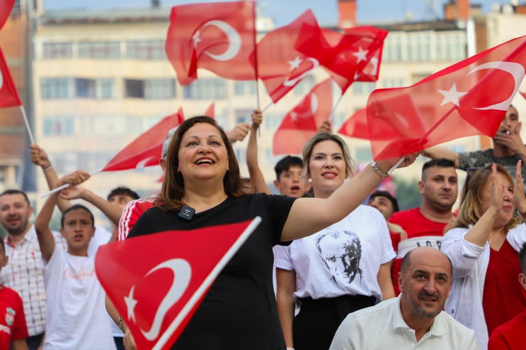 AFYONKARAHİSAR´DA MİLLİ HEYECAN DEV EKRANDA YAŞANDI
