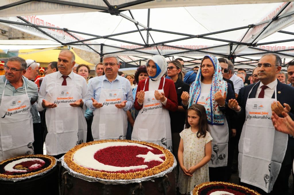 GELENEKSEL 40 HATİMLİ ŞİFALI AŞURE DAĞITIMI COŞKUYLA GERÇEKLEŞTİ