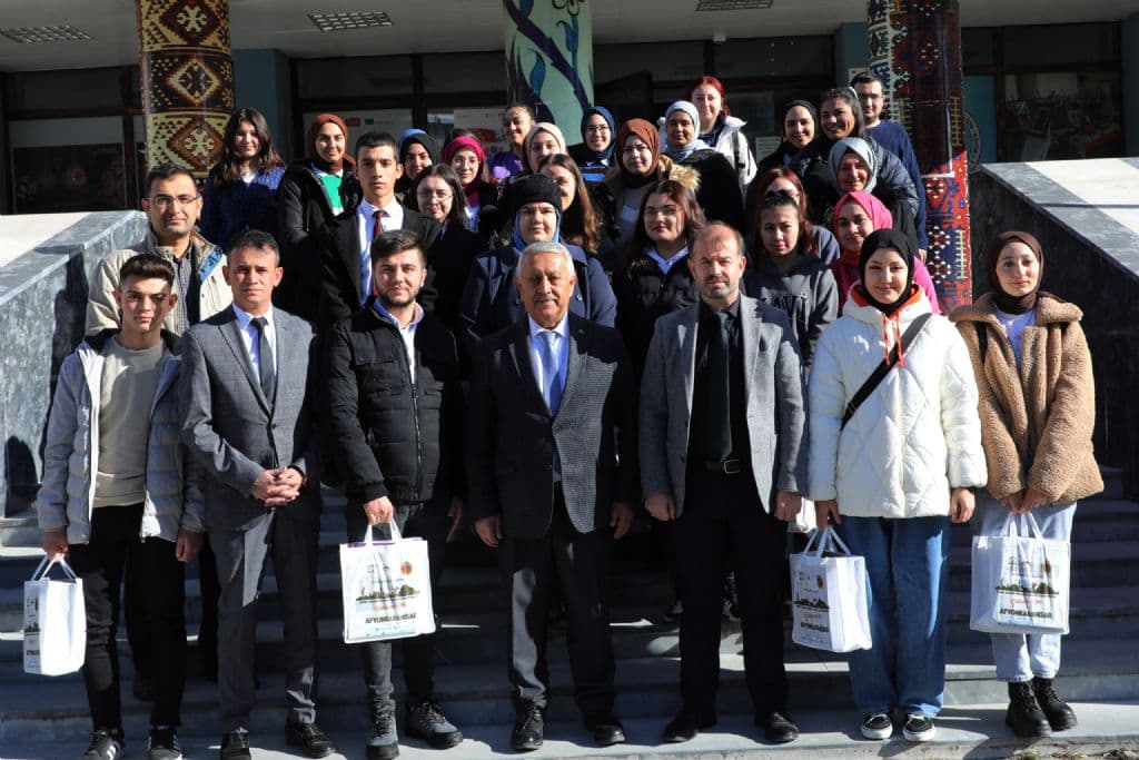 ZEYBEK BAŞKAN´DAN ÖĞRENCİLERE KAYNAK KİTAP DESTEĞİ