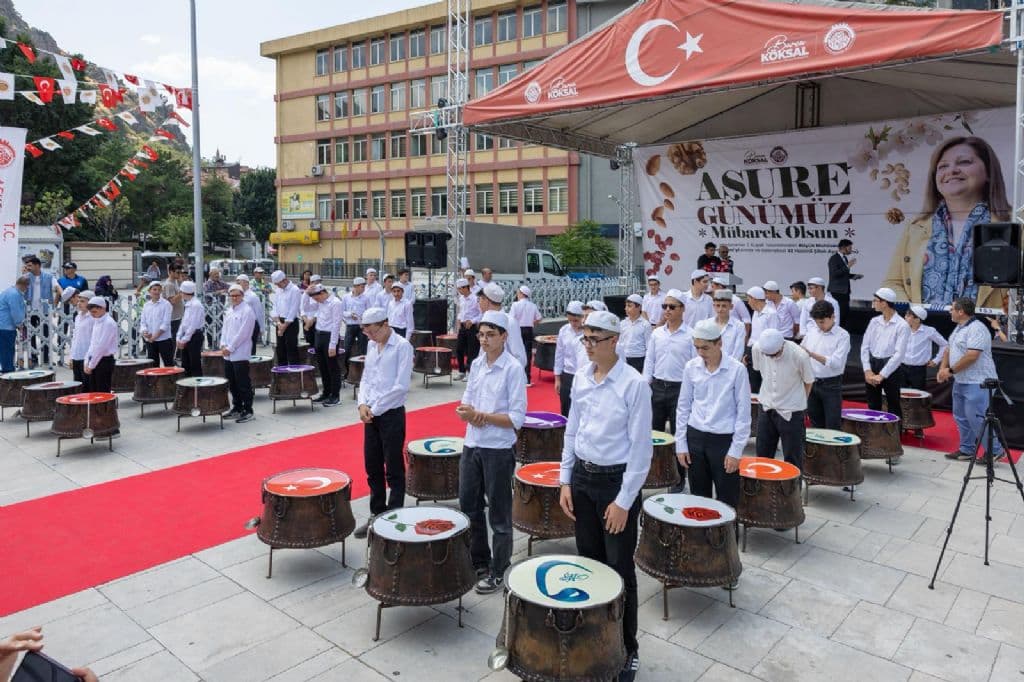 GELENEKSEL 40 HATİMLİ ŞİFALI AŞURE DAĞITIMI COŞKUYLA GERÇEKLEŞTİ