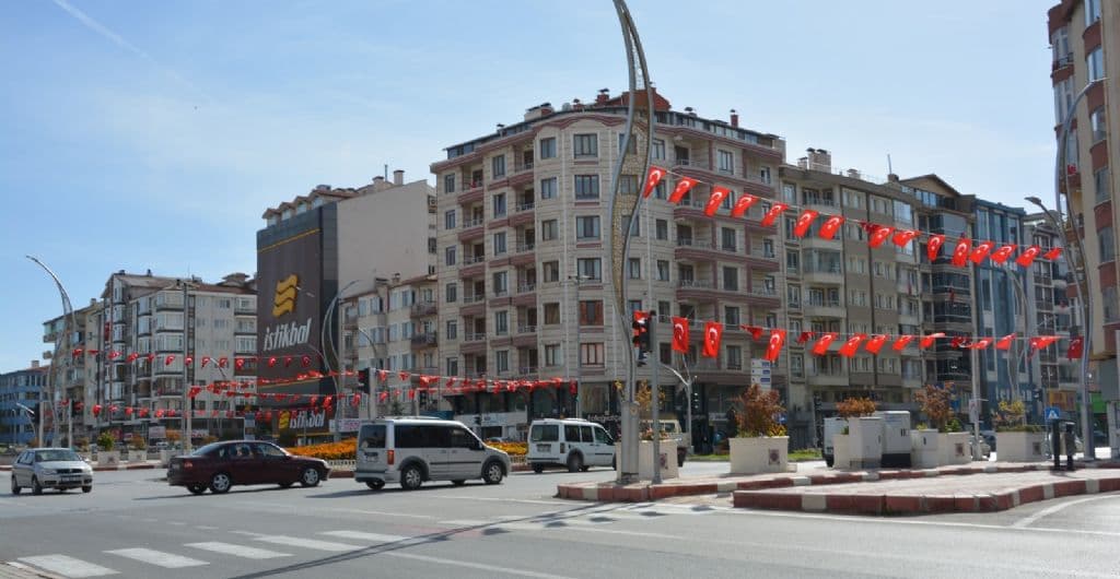 BELEDİYEMİZ, ŞEHRİMİZİ TÜRK BAYRAKLARI İLE DONATTI