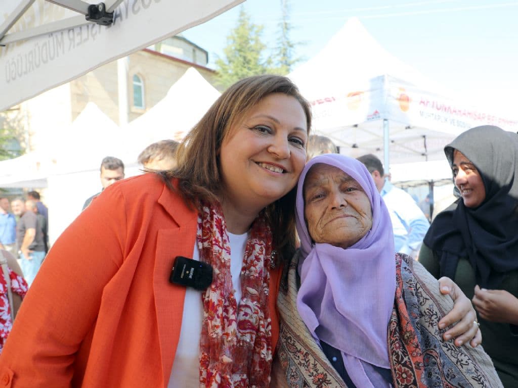 BAŞKANIMIZ BURCU KÖKSAL ERENLER MAHALLESİ´NDE