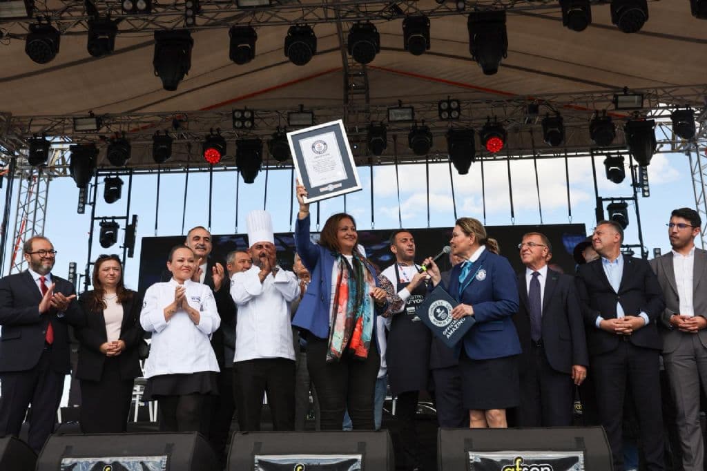ŞEHRİMİZDE İKİNCİ KEZ DÜNYA REKORU KIRILDI