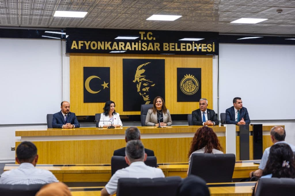 BAŞKANIMIZ BURCU KÖKSAL PERSONELİYLE BAYRAMLAŞTI