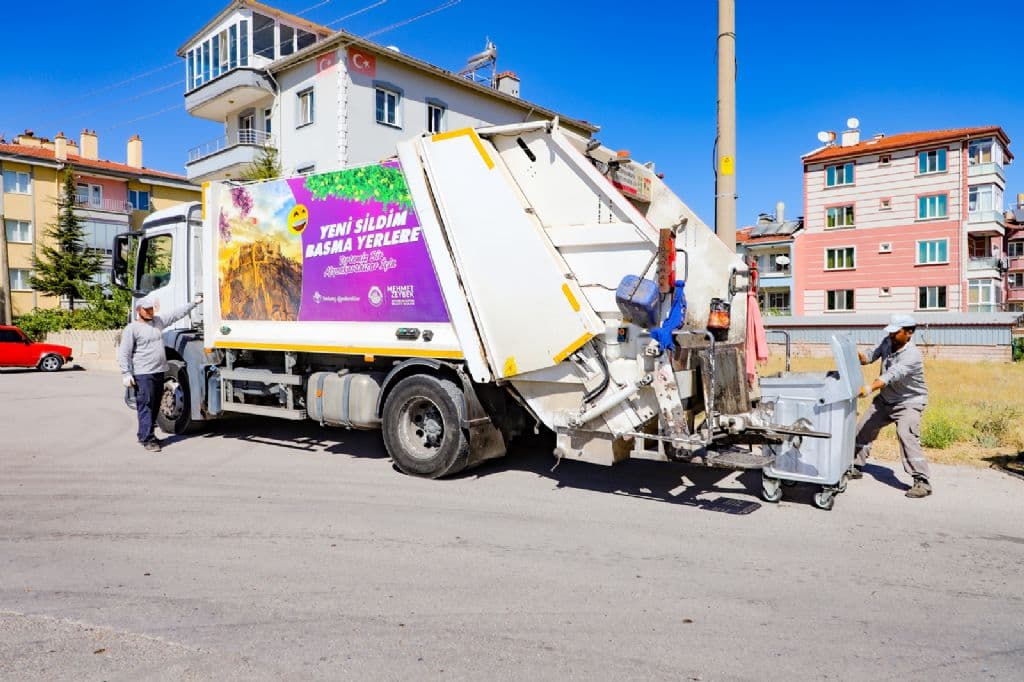 AFYONKARAHİSAR´DA ÇÖP KAMYONLARI GÜL KOKUYOR