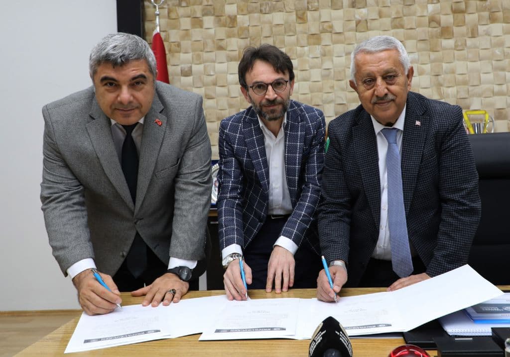 ZEYBEK BAŞKAN´DAN ÖĞRENCİLERE KİTAP DESTEĞİ
