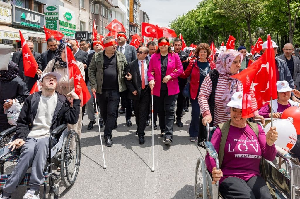 ENGELLERİ BİRLİKTE AŞIYORUZ